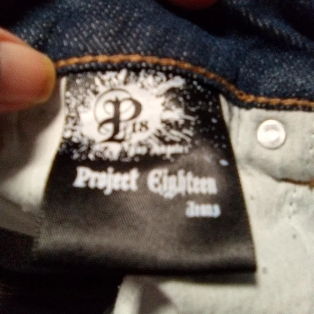 PROJECT eighteen ripped blue jeans. Size 9. (32X29.5)